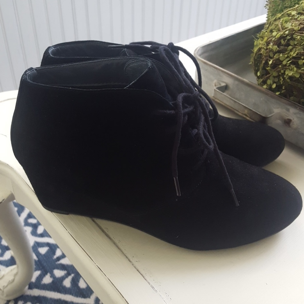 Vionic black wedges